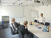 Переговорная комната, в которой проходят встречи, переговоры и тренинги.