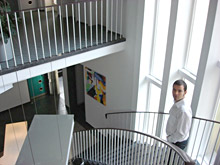 Лестница на первый этаж офиса.